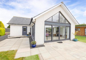 Causeway Cottage with Hot Tub & Games Room